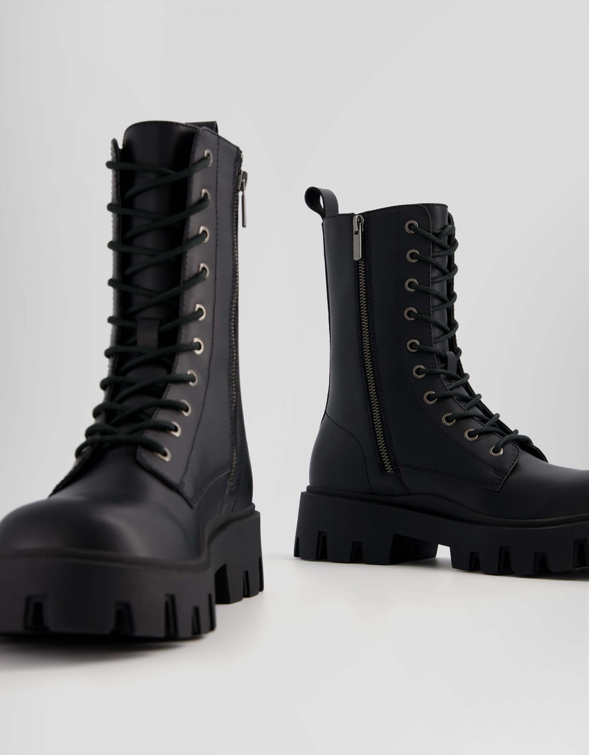 Botas de cano curto com cadarço e sola tratorada para homem