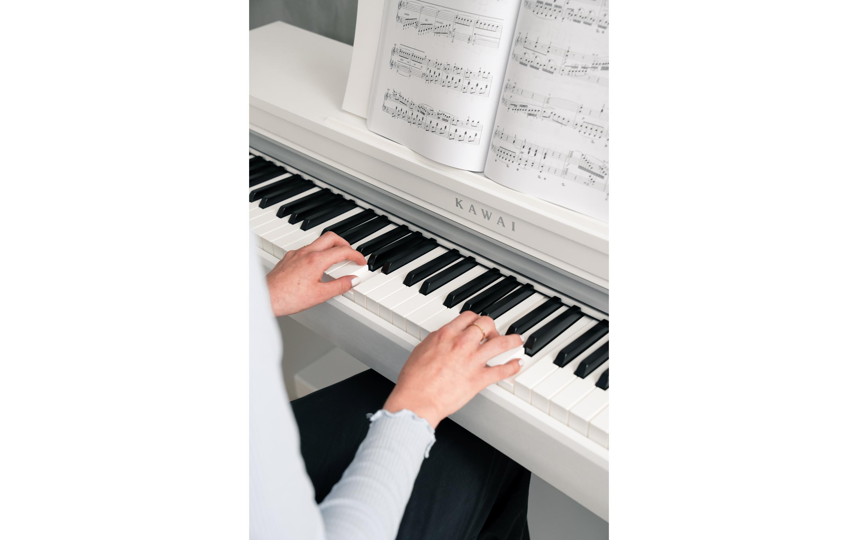 E-Piano CN-201 – Weiss<br>Digitalpiano mit Bluetooth-MIDI-Konnektivität und integrierten Lern- und Aufnahmefunktionen
