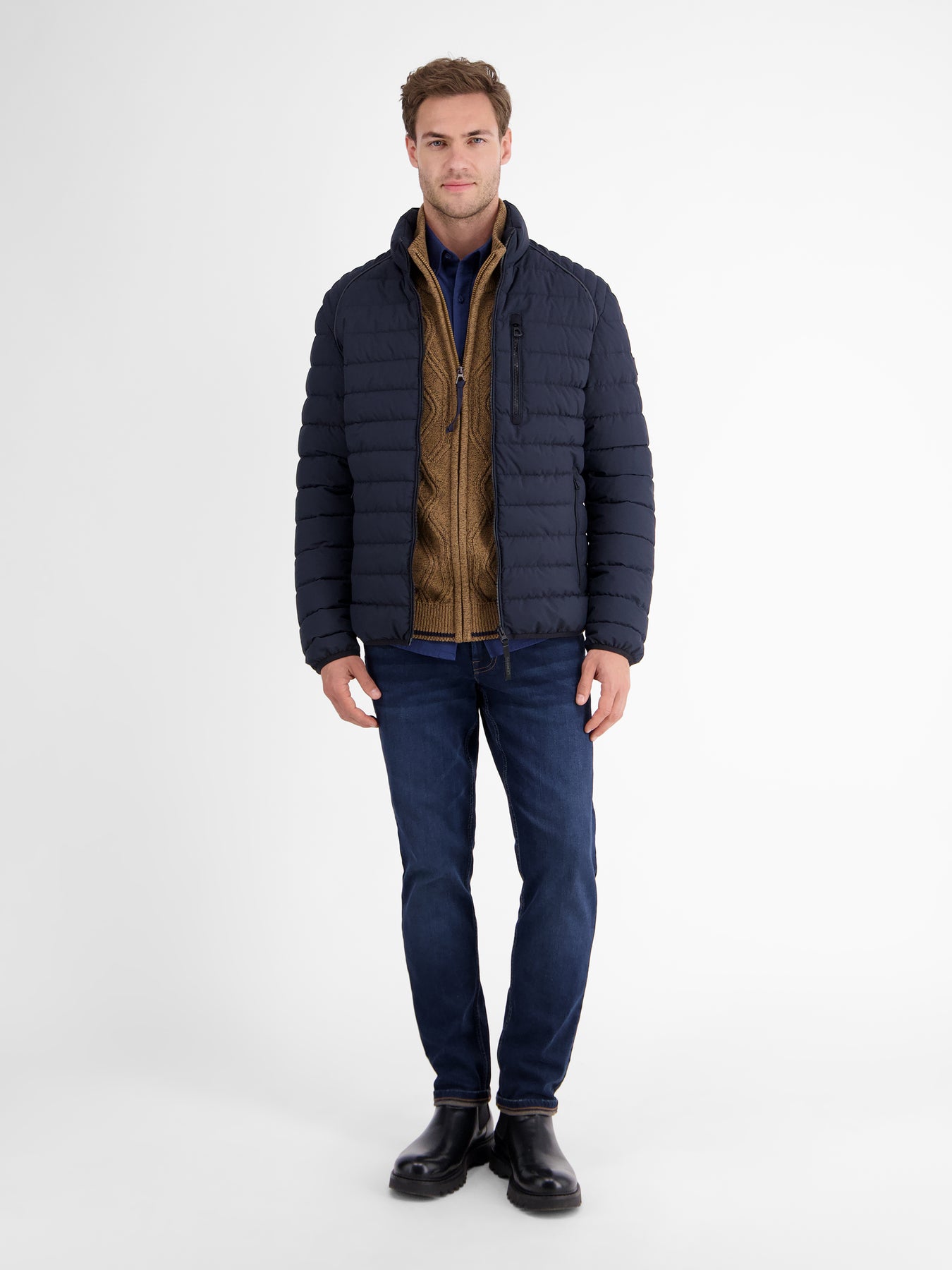 Herren-Strickjacke mit Zopfmuster