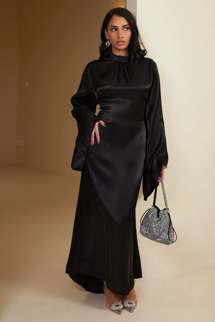 Robe noire satinée et pailletée