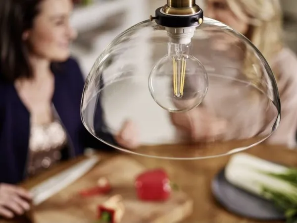 Philips - LED-lyspære - form: kugle - klar finish - E27 - 7 W (tilsvarende 60 W) - klasse A   - varmt hvidt lys - 2700 K