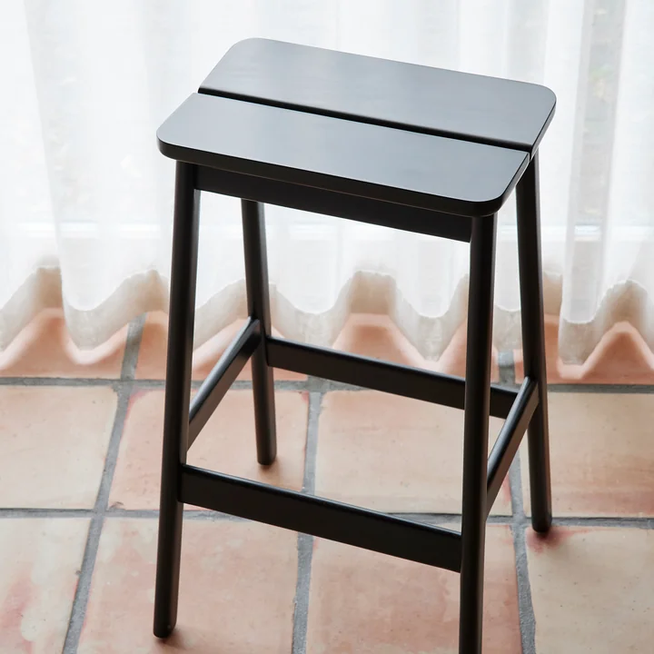 Form & Refine - Angle Barhocker, H 75 cm, Buche schwarz gebeizt