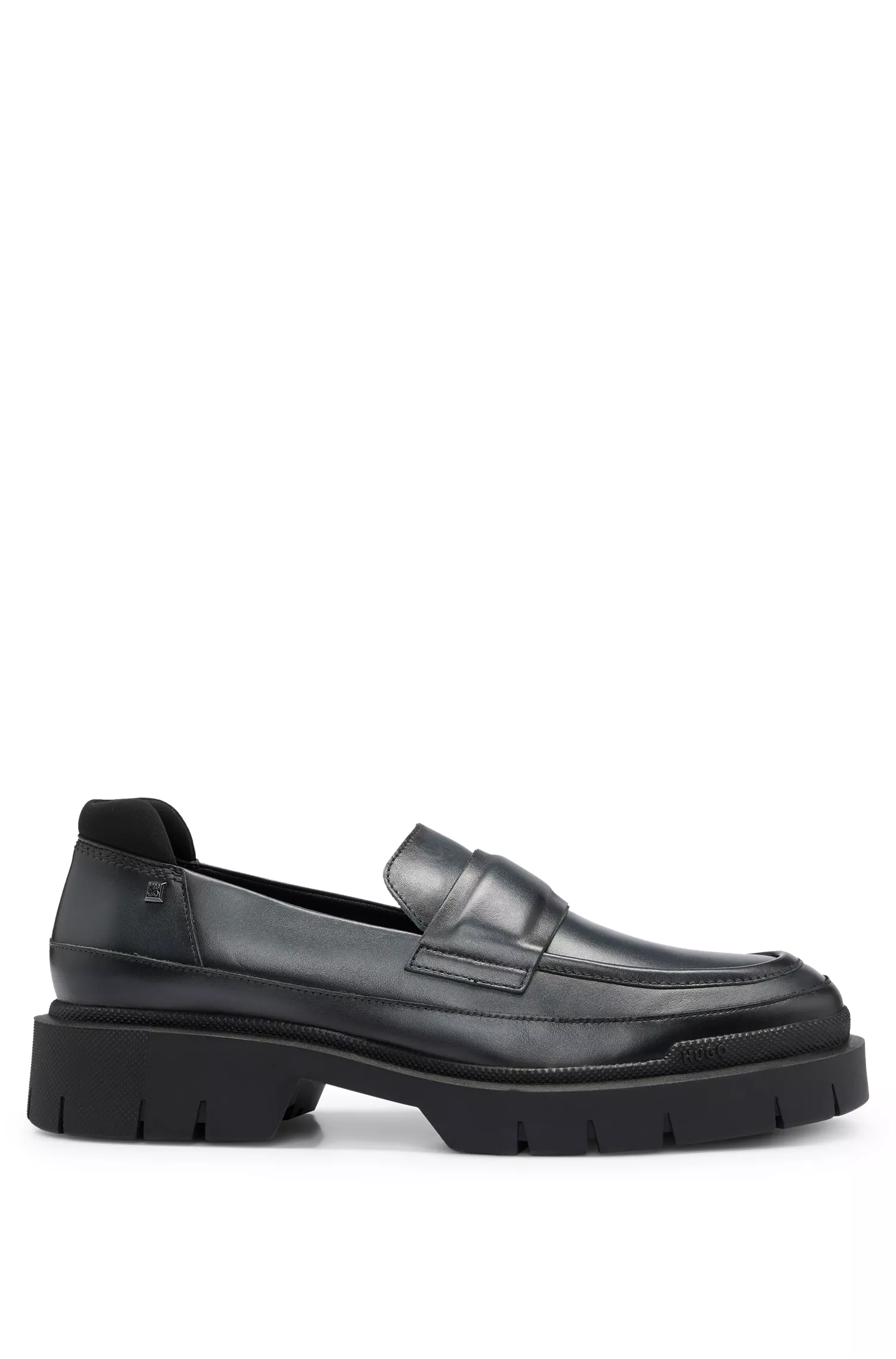 Mocassins HUGO em couro napa vermelho com detalhe acolchoado em formato de moeda.