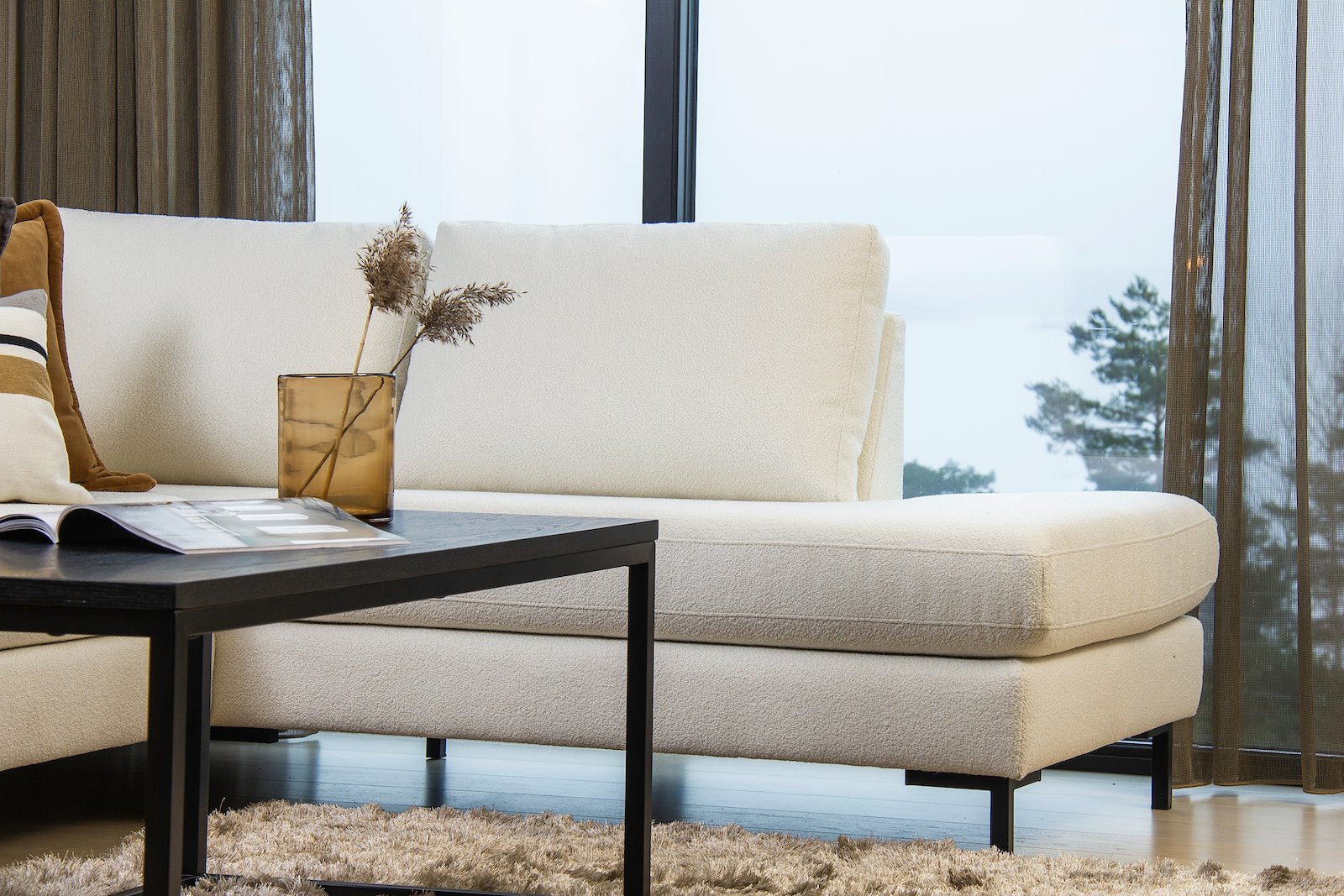 Pixel hjørnesofa 3-seter med åpen ende høyre i tekstil Alpine 101 Ivory med høy front, sorte stålben M01 og arm A15. Komfort 1 puter.