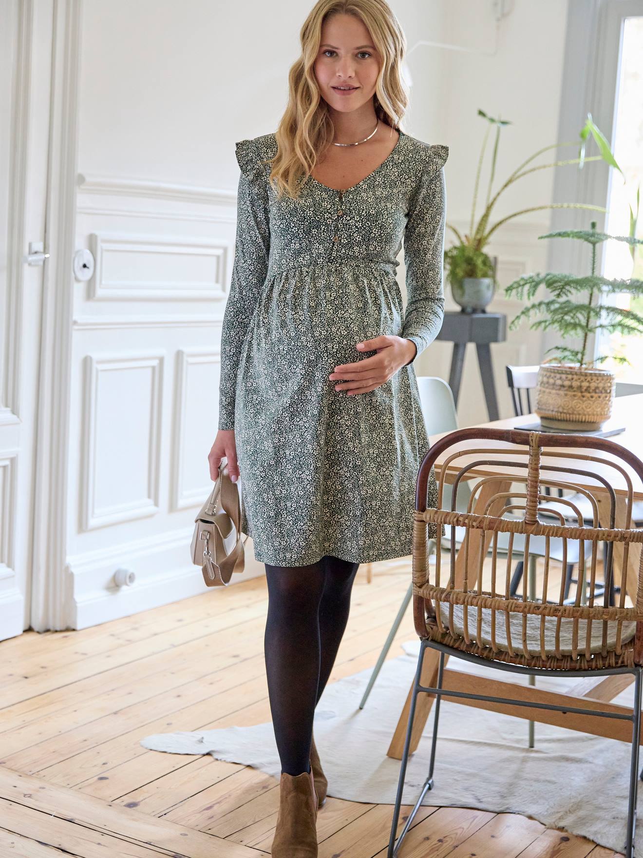 Vestido curto de tricô verde pinho, ideal para gestantes e lactantes.