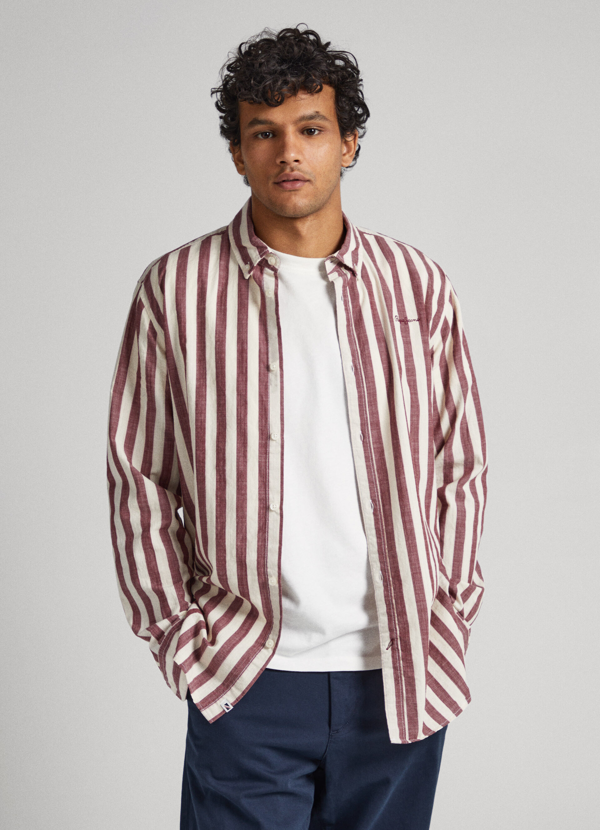 CAMISA LISTRADA DE CORTE REGULAR - vermelho borgonha