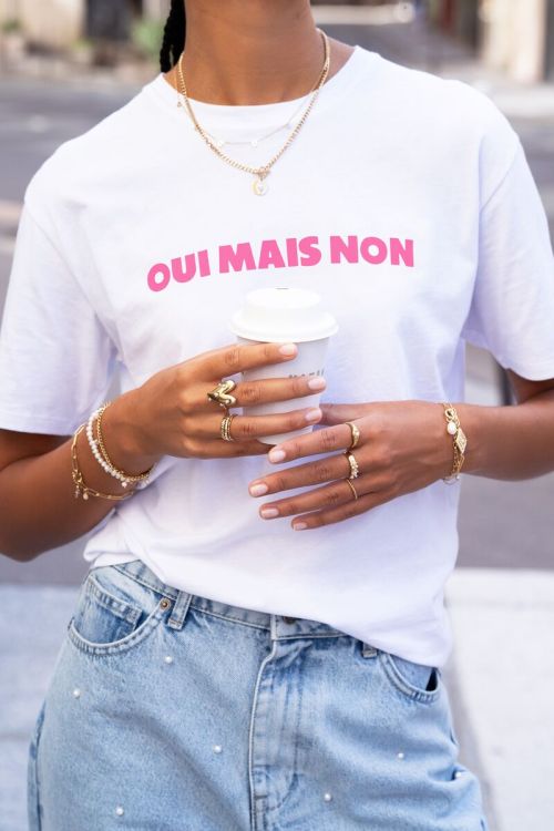 Wit met roze T-shirt ''Oui mais non''