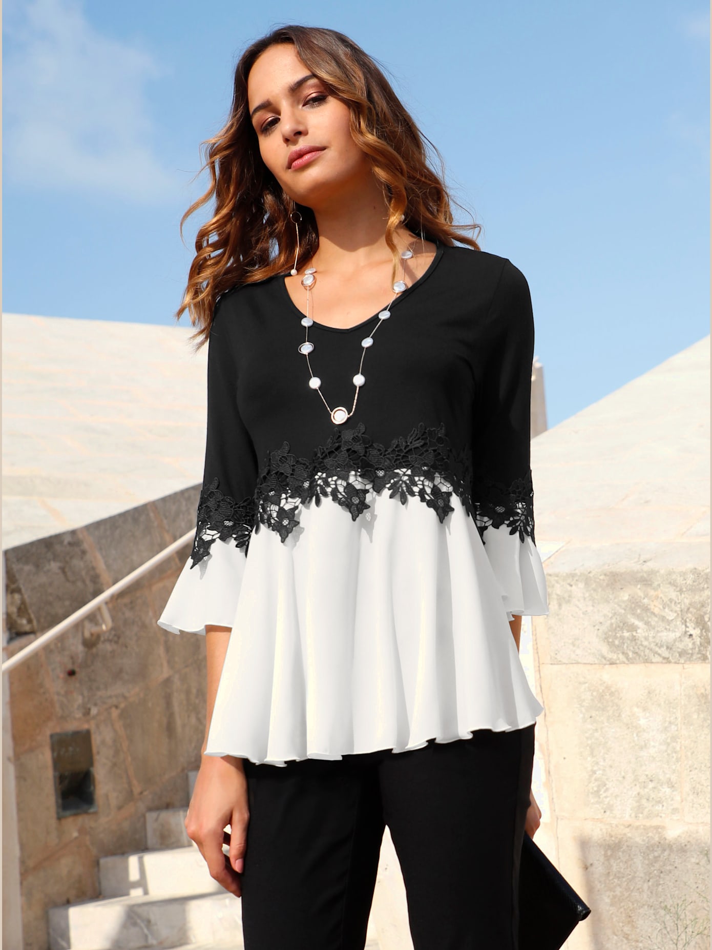 T-shirt bicolore souple ornée dentelle fleurie