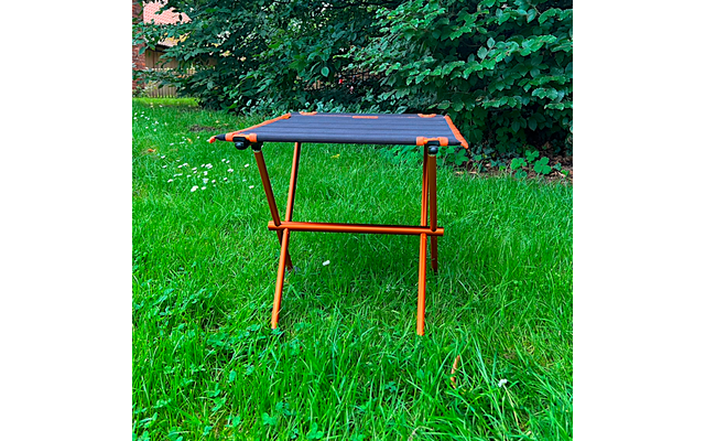 Tambu Batista klappbarer Campingtisch mit faltbarer Tischplatte aus recyceltem Polyester ultraleicht 41 × 40 × 57 cm