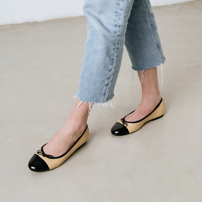 Ballerines à bouts ronds et nœuds  en vernis cuir noir et beige