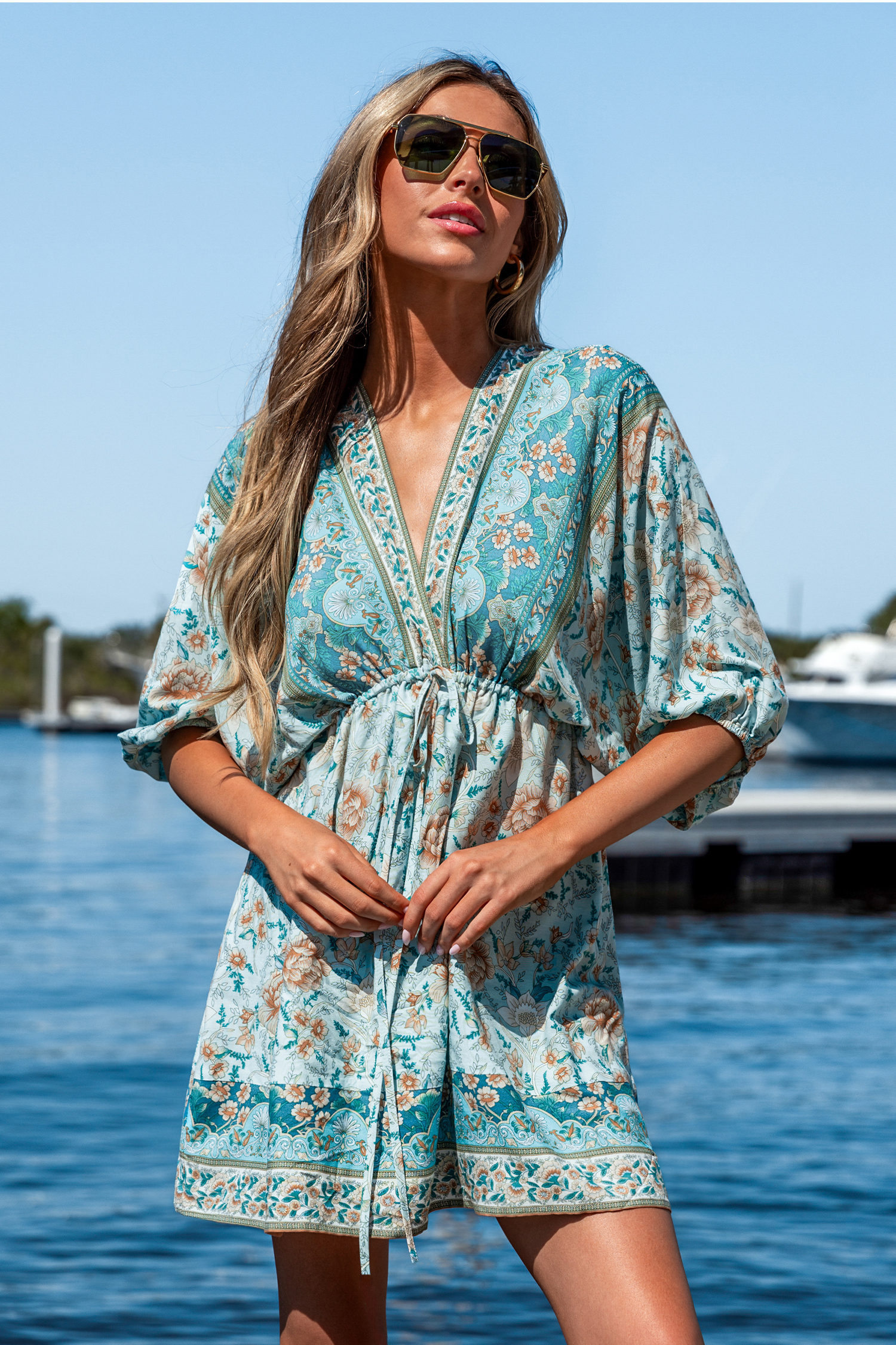 Robe mini avec col plongeant à fleurs bleue