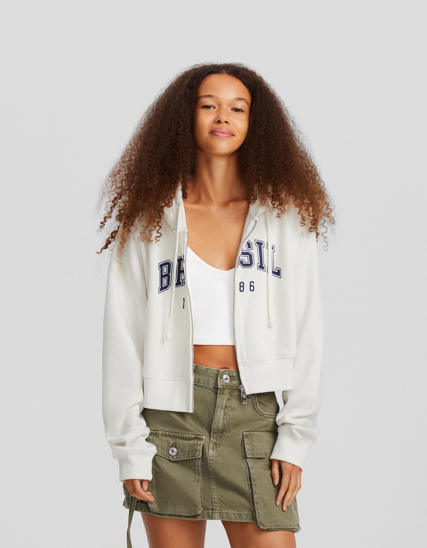 Blusa de moletom cropped com zíper e estampa.