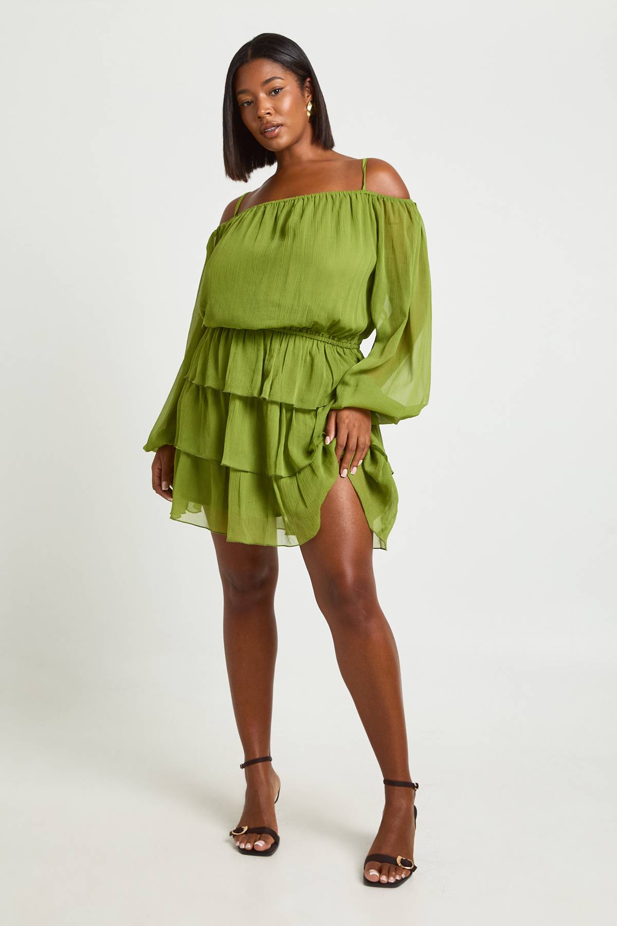 boohoo Robe Mini Grande Taille En Mousseline À Volants Et Épaules Dénudées
