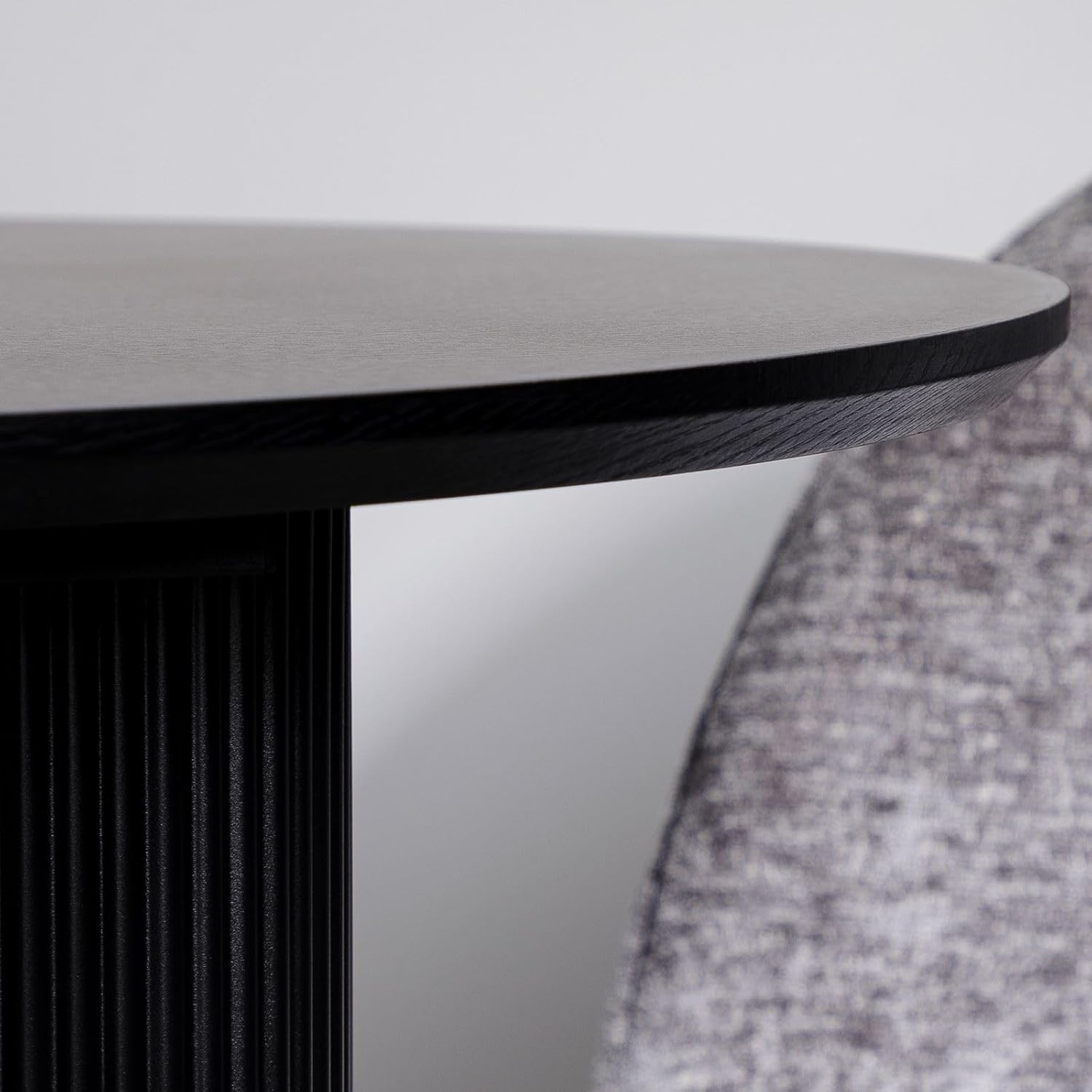 IDIMEX Esstisch Donovan 200x100 (BxT), Schwarz – ovaler Esszimmertisch mit modernen Tischbeinen aus Metall im Rillendesign, Tischplatte in schwarzer Holzoptik MDF