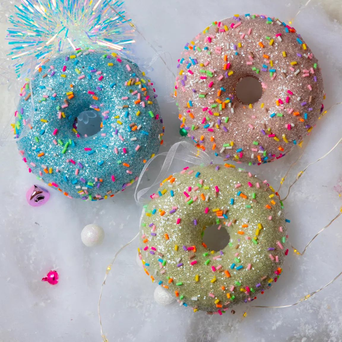 Donut de Noël à suspendre (D9 cm) Gourmandise Rose pailleté