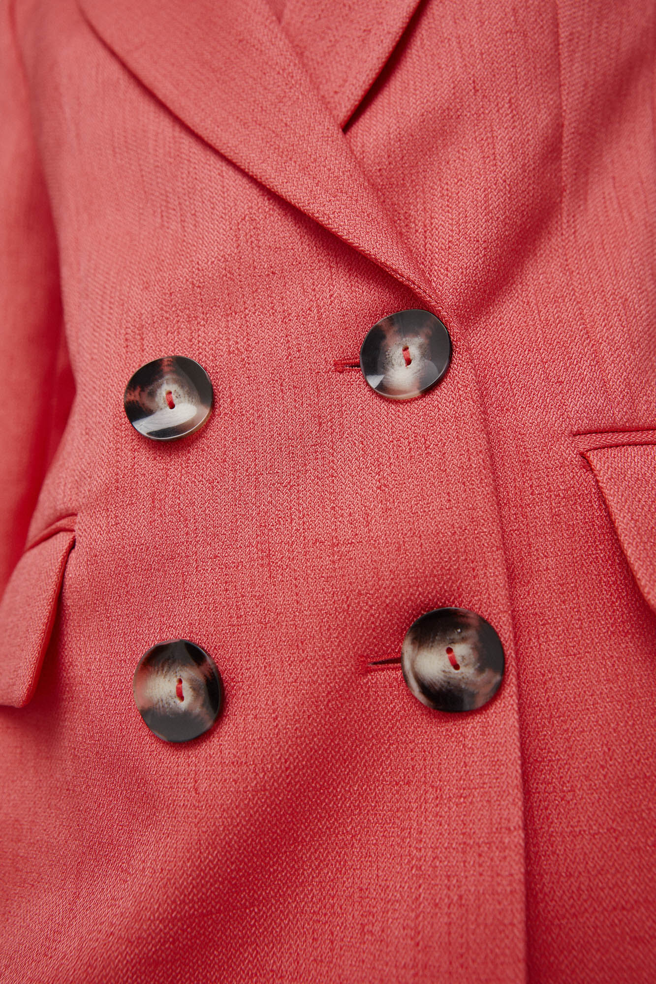 Blazer de abotoamento duplo com botões contrastantes. - Coral