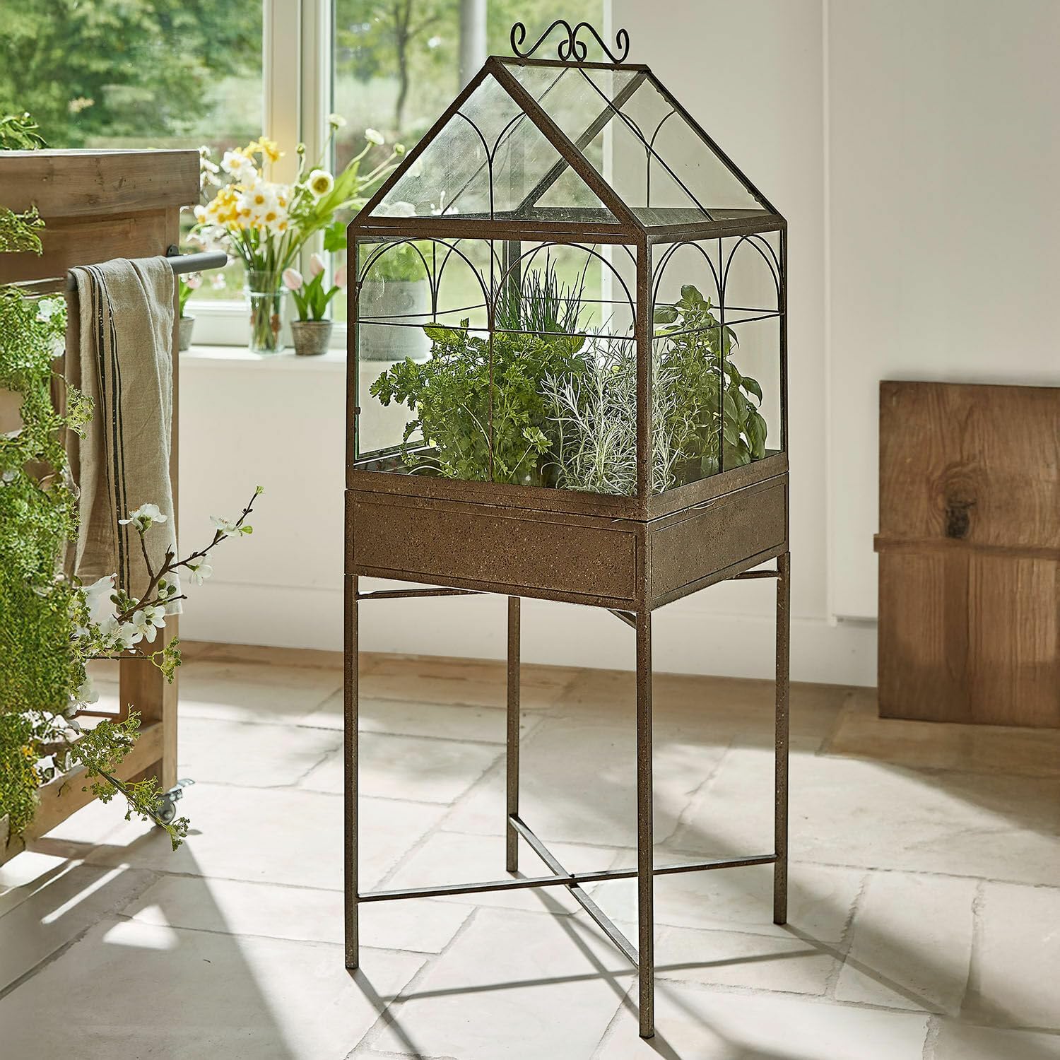 Loberon Gewächshaus Fixerno, Charmantes Antik-Finish, Lichtdurchlässige Einsätze, Nostalgisches Design, Perfekter Pflanzenschutz, Pflanztisch, Eisen, PVC, antikbraun