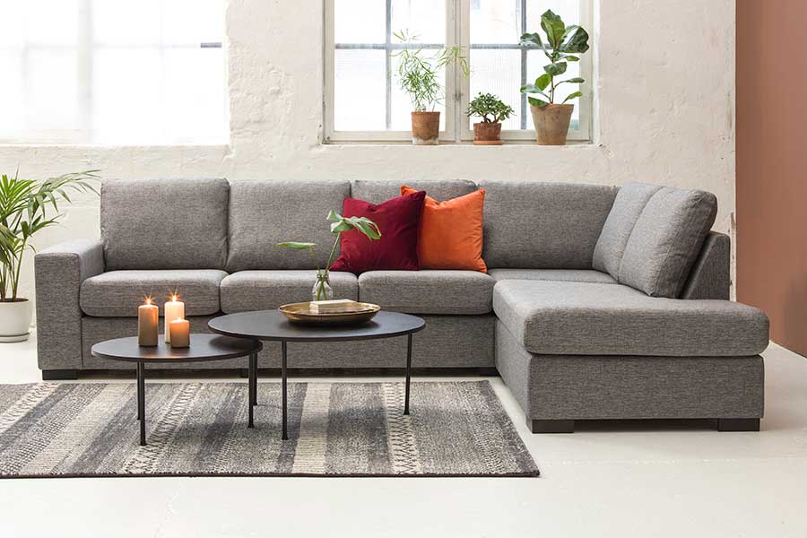 Max sofa 3-seter med hjørne og åpen ende høyre i tekstil Rocco 281 mørk grå og med sorte ben