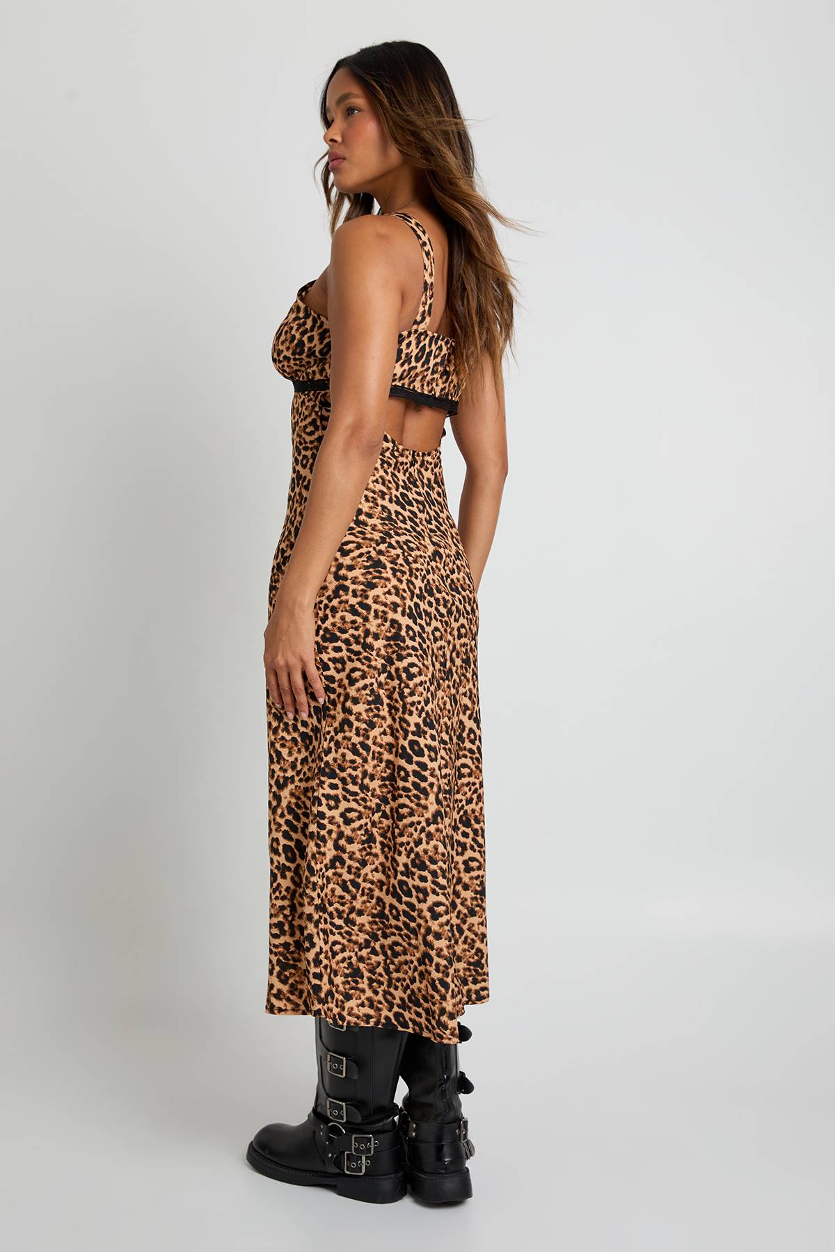boohoo Robe nuisette mi-longue en motif léopard à col en V et garniture en dentelle