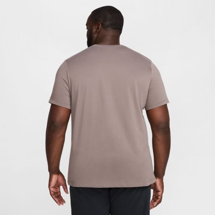 Nike Herre T-shirts Dri-FIT Trail Logo SS Tee Brun