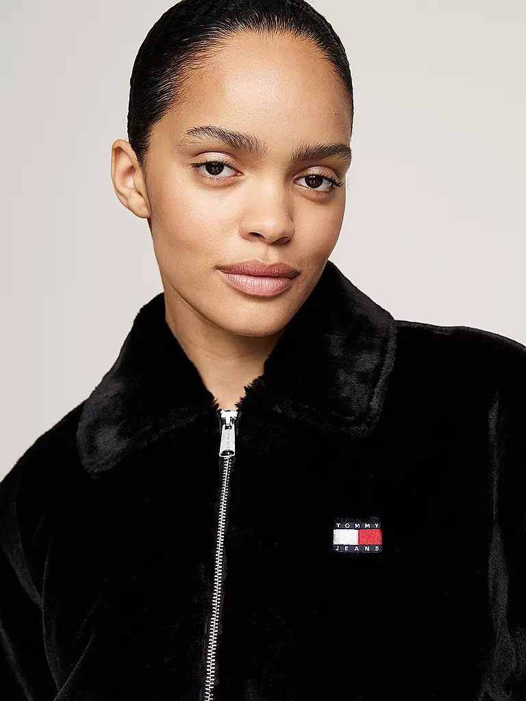 TOMMY JEANS Jacke in Felloptik schwarz