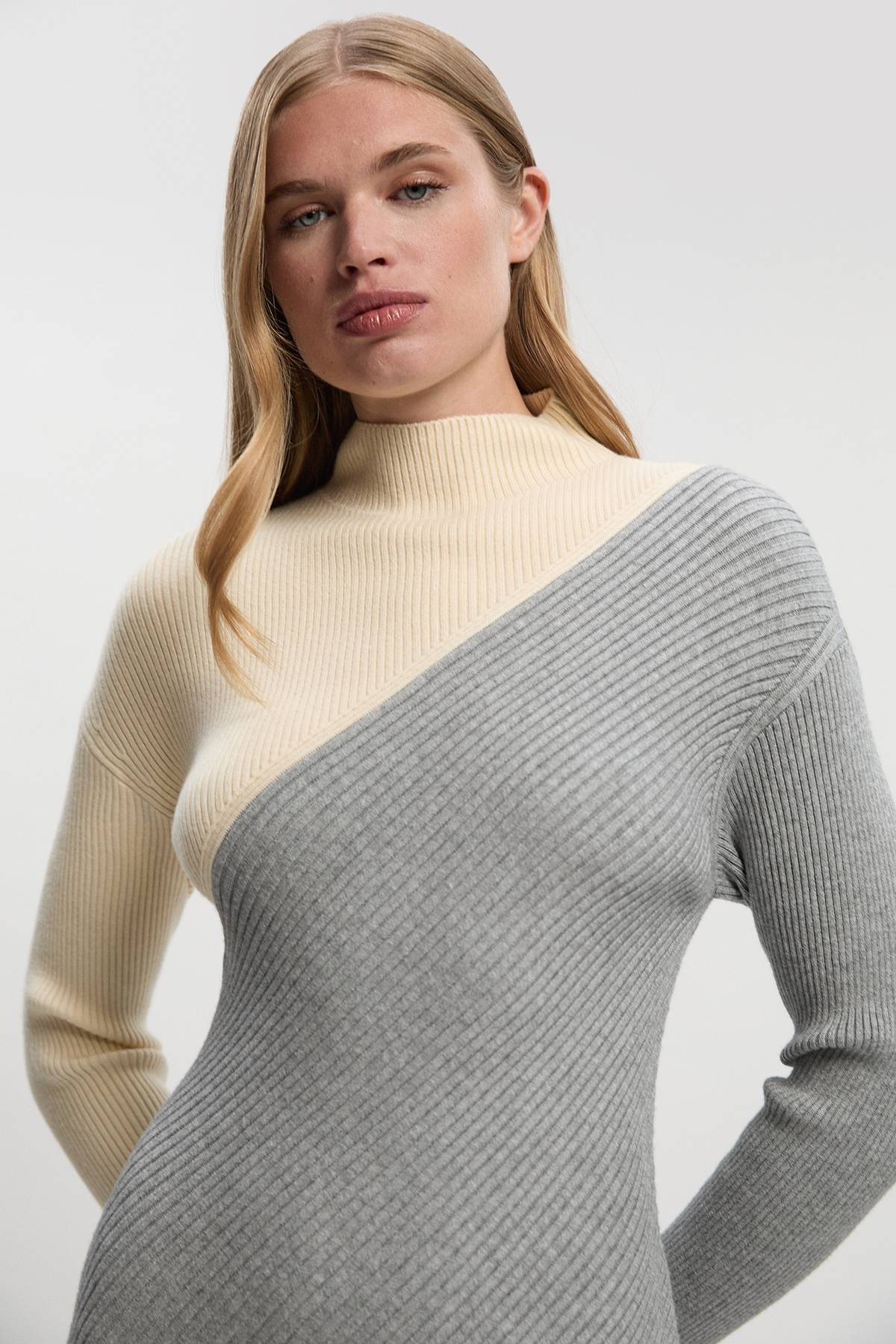 KarenMillen Robe Tricotée à Ourlet Asymétrique et Texture Côtelée Douce