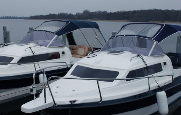 Motorboot fahren für Zwei in Neuruppin als Geschenk