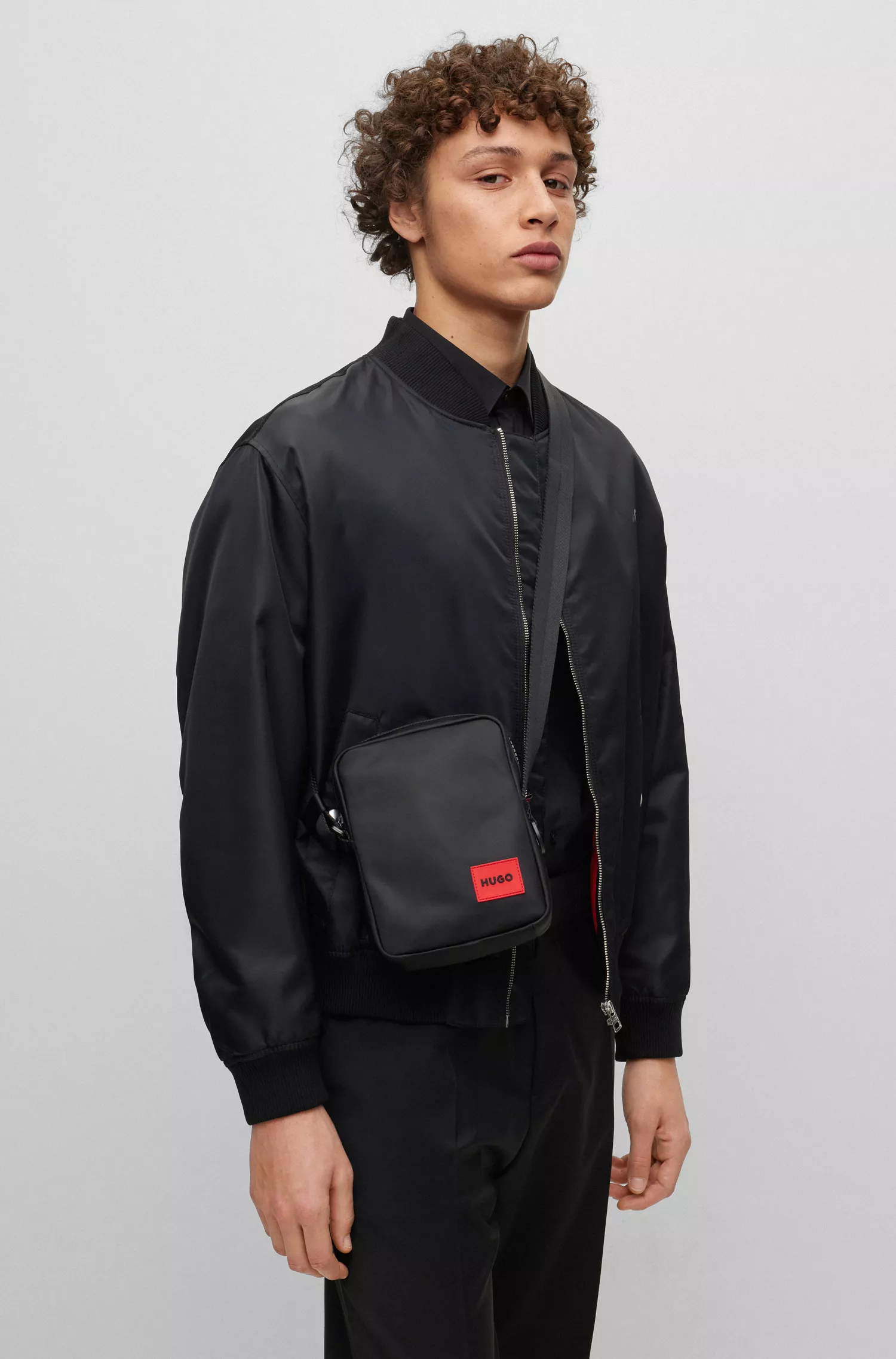 Bolsa HUGO Red-Reporter com etiqueta de borracha vermelha com o logotipo.