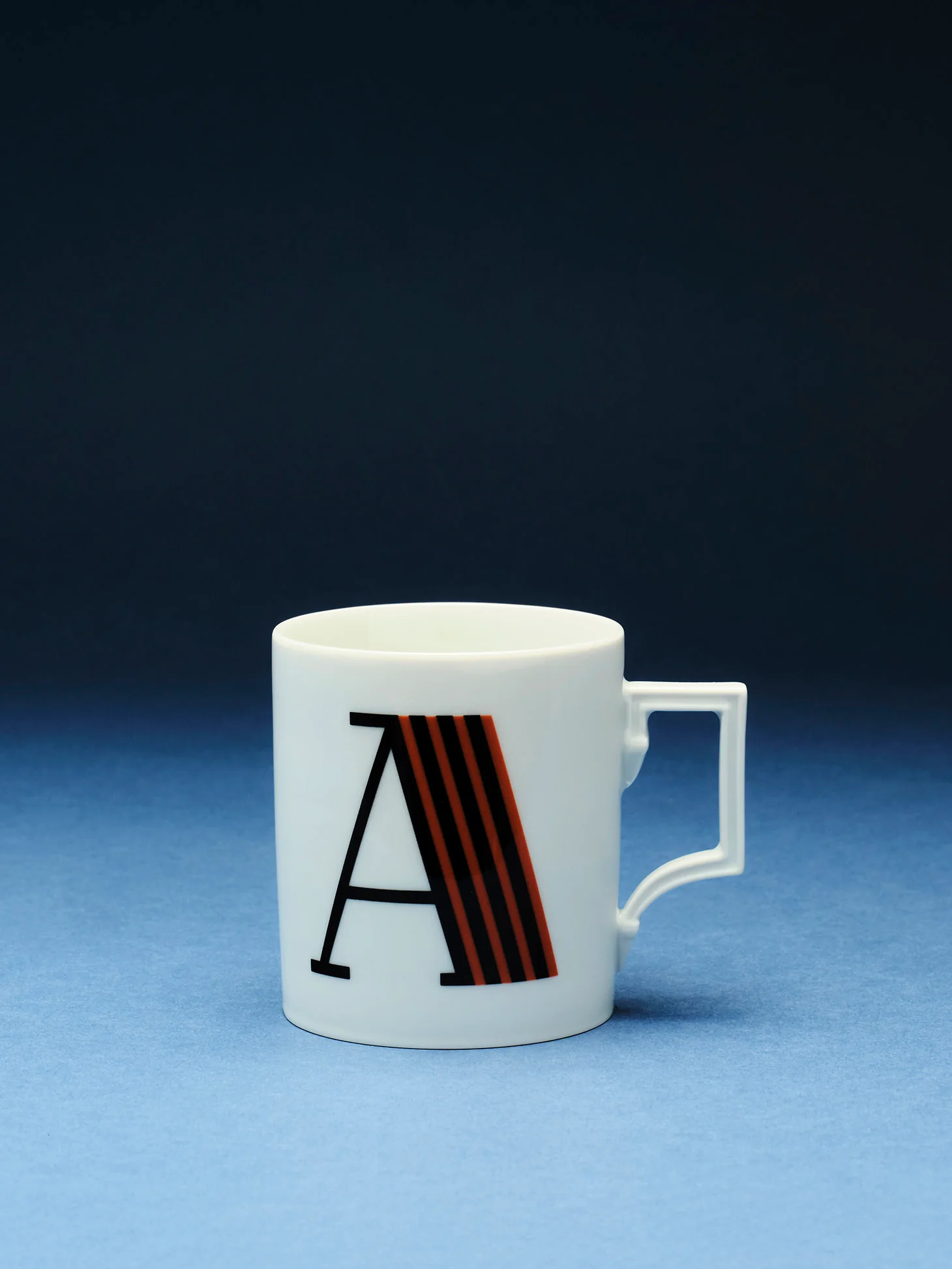 Handgemaakte beker Initials met decoratief motief