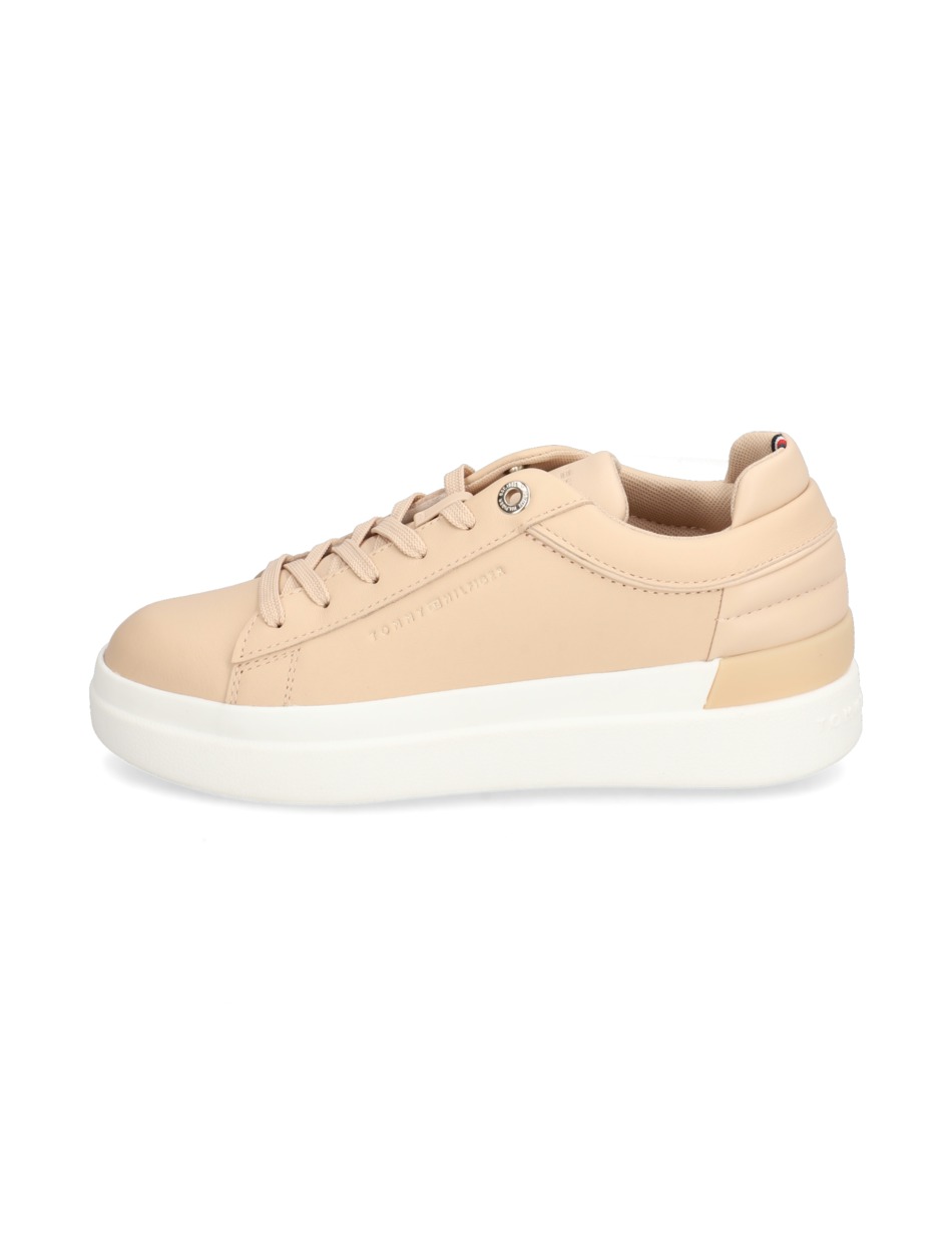 FEMININE ELEVATED SNEAKER