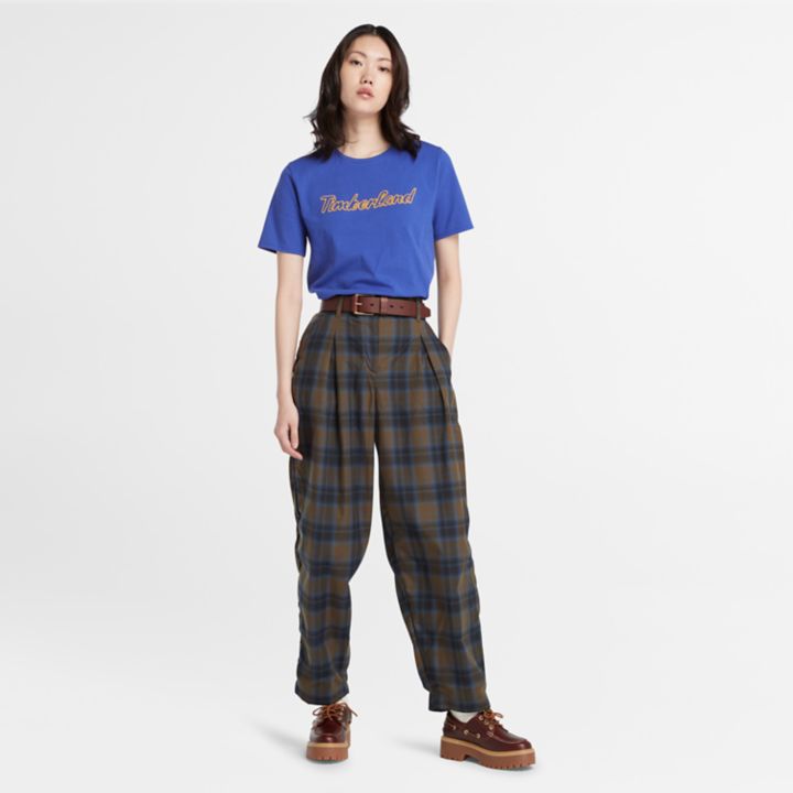 Camiseta feminina azul com logo texturizado
