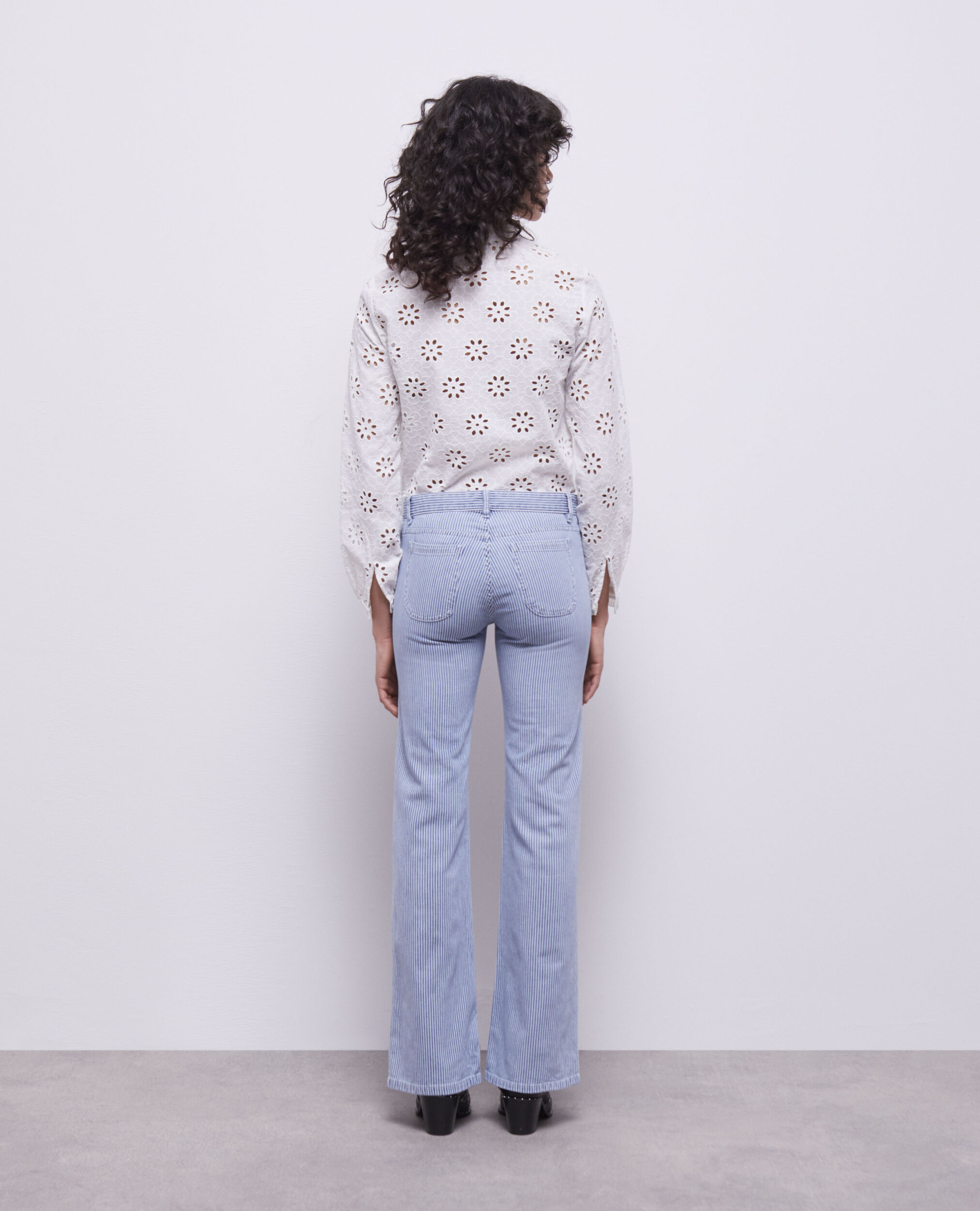 Jean à rayures bleues et blanches