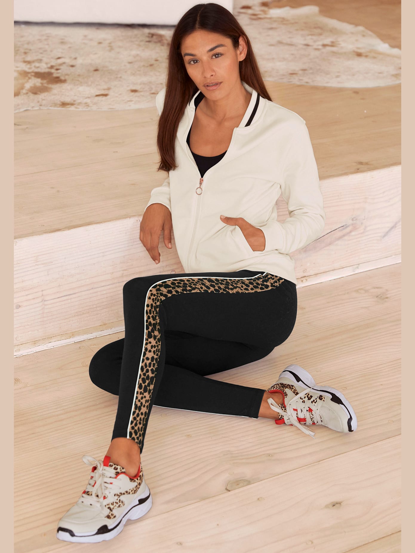 Legging avec détails léopard sur les côtés.