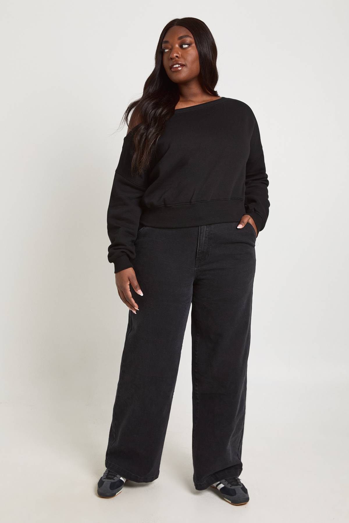 boohoo Synthétiquell Surdimensionné Grande Taille À Épaules Dénudées