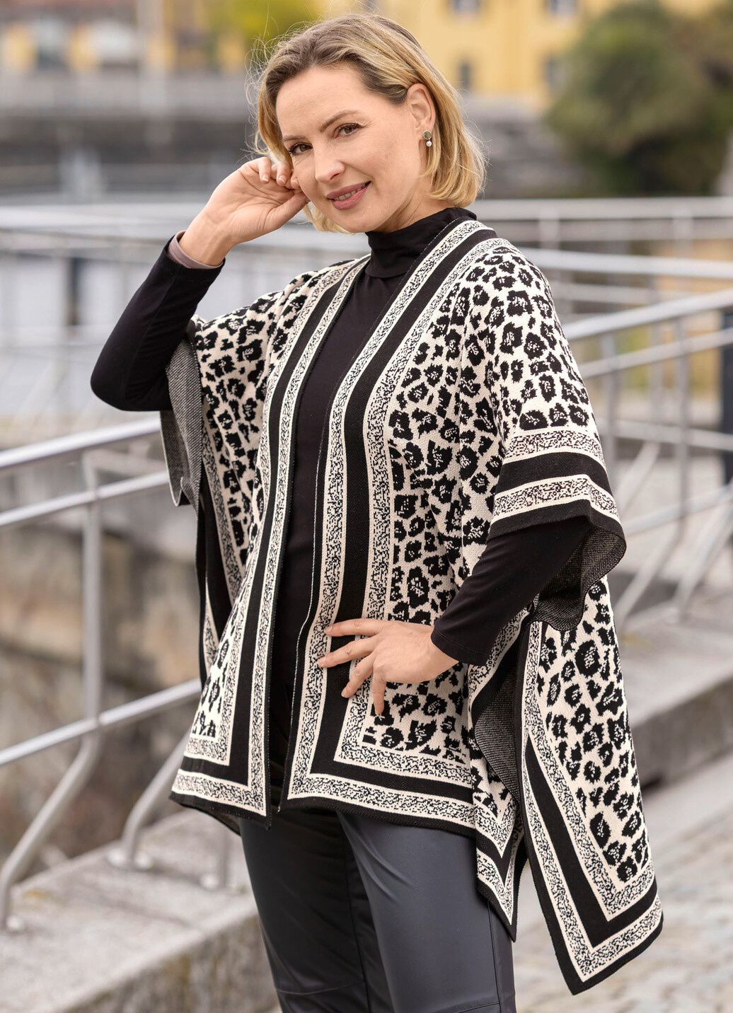 Poncho in Jacquard-Dessin