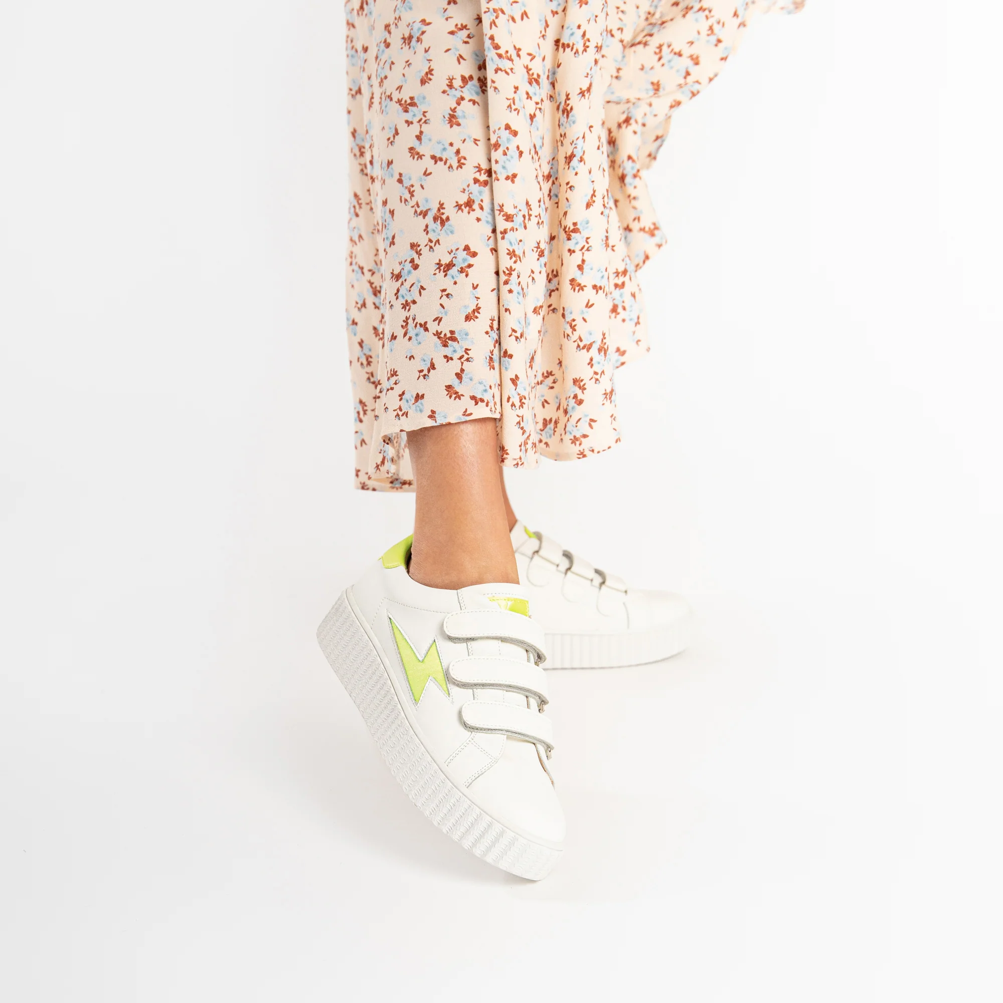 Sneakers-Baskets éclair Larissa blanches à détails en satin jaune