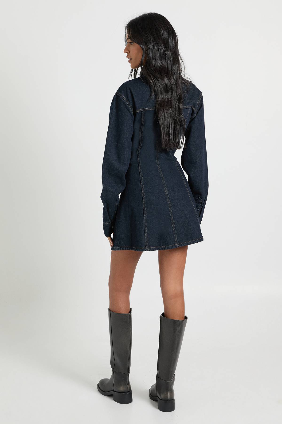 boohoo Robe en jean à manches longues, taille cintrée, version grande taille