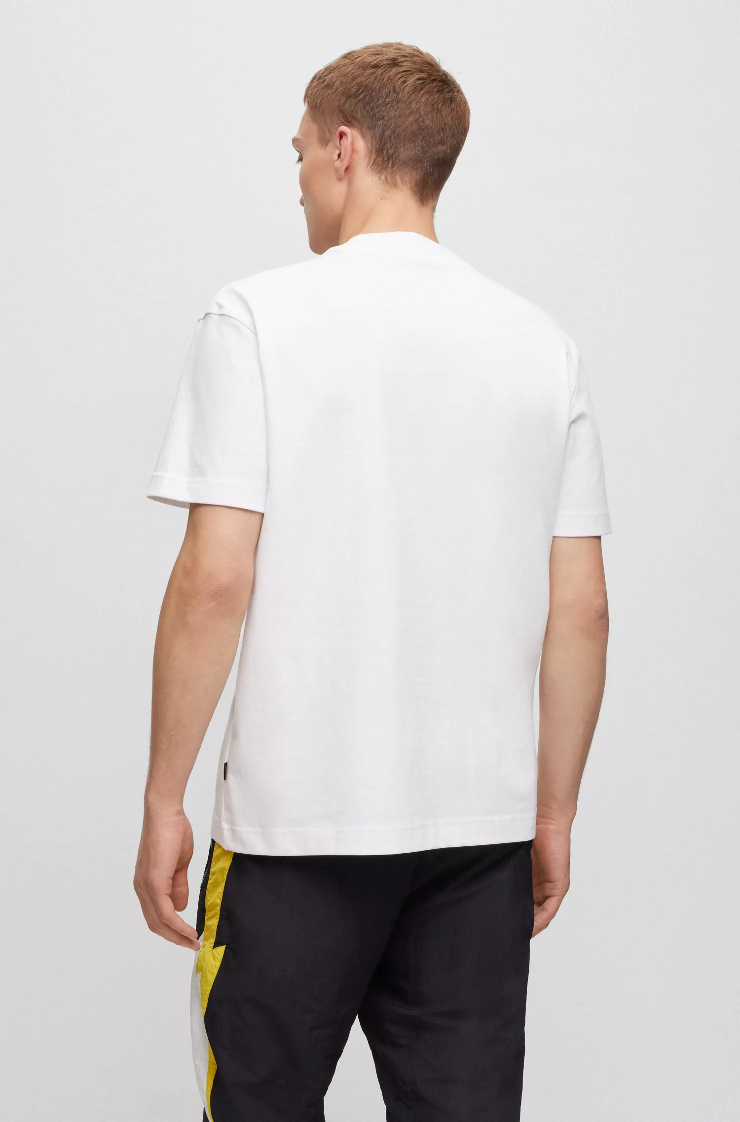 Camiseta BOSS laranja em malha de algodão com patch de logotipo inspirado em corridas.