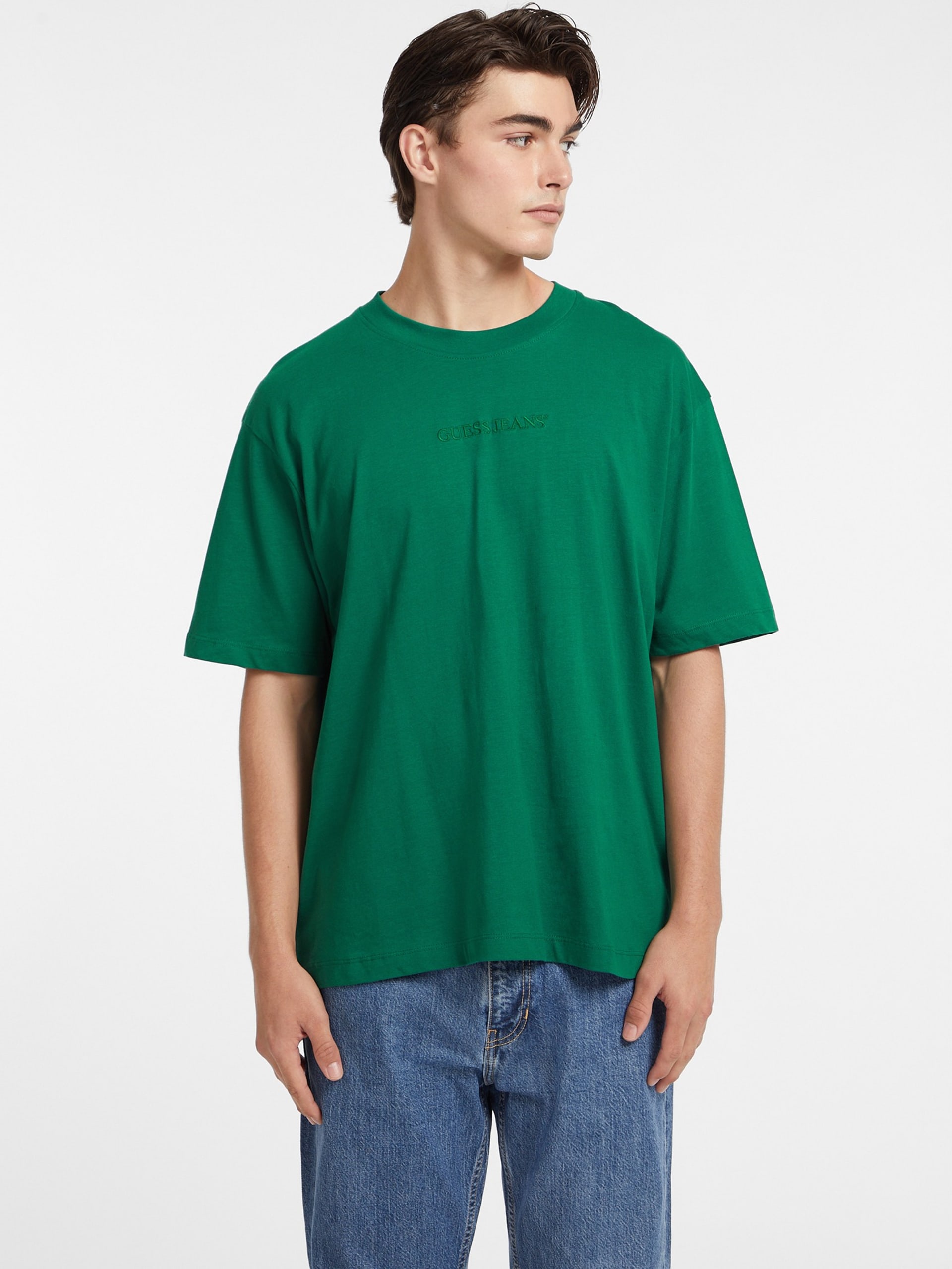 Camiseta com logotipo bordado