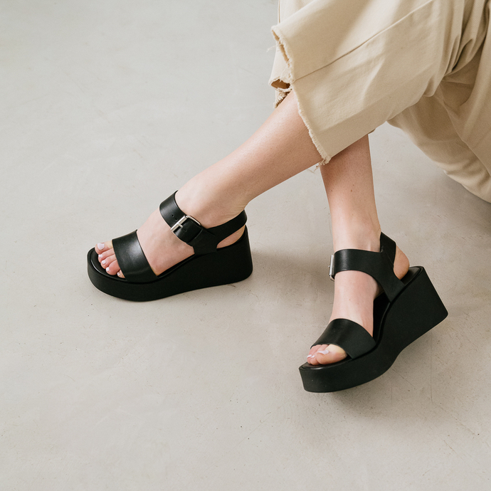 Sandales à semelles compensées  en cuir noir
