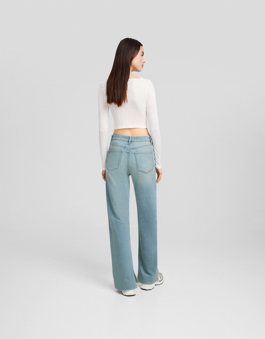 Calça jeans reta confortável com fenda lateral