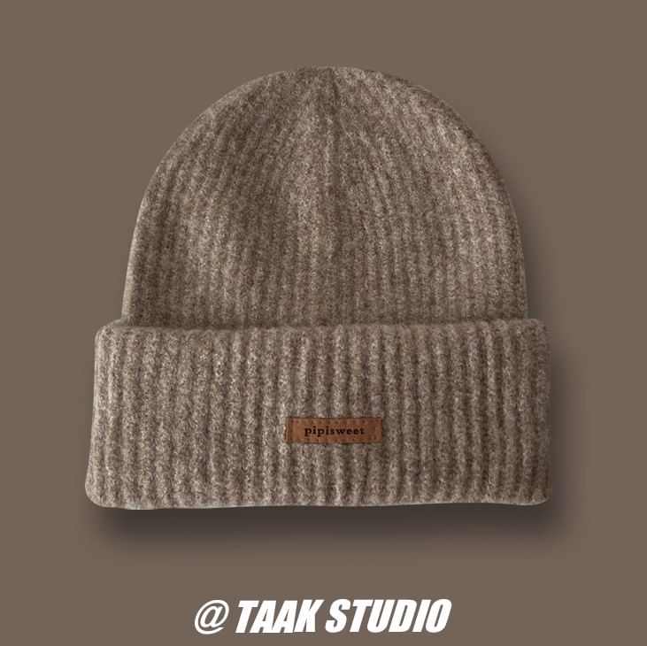 TAAK - Effen gebreide muts met appliqué