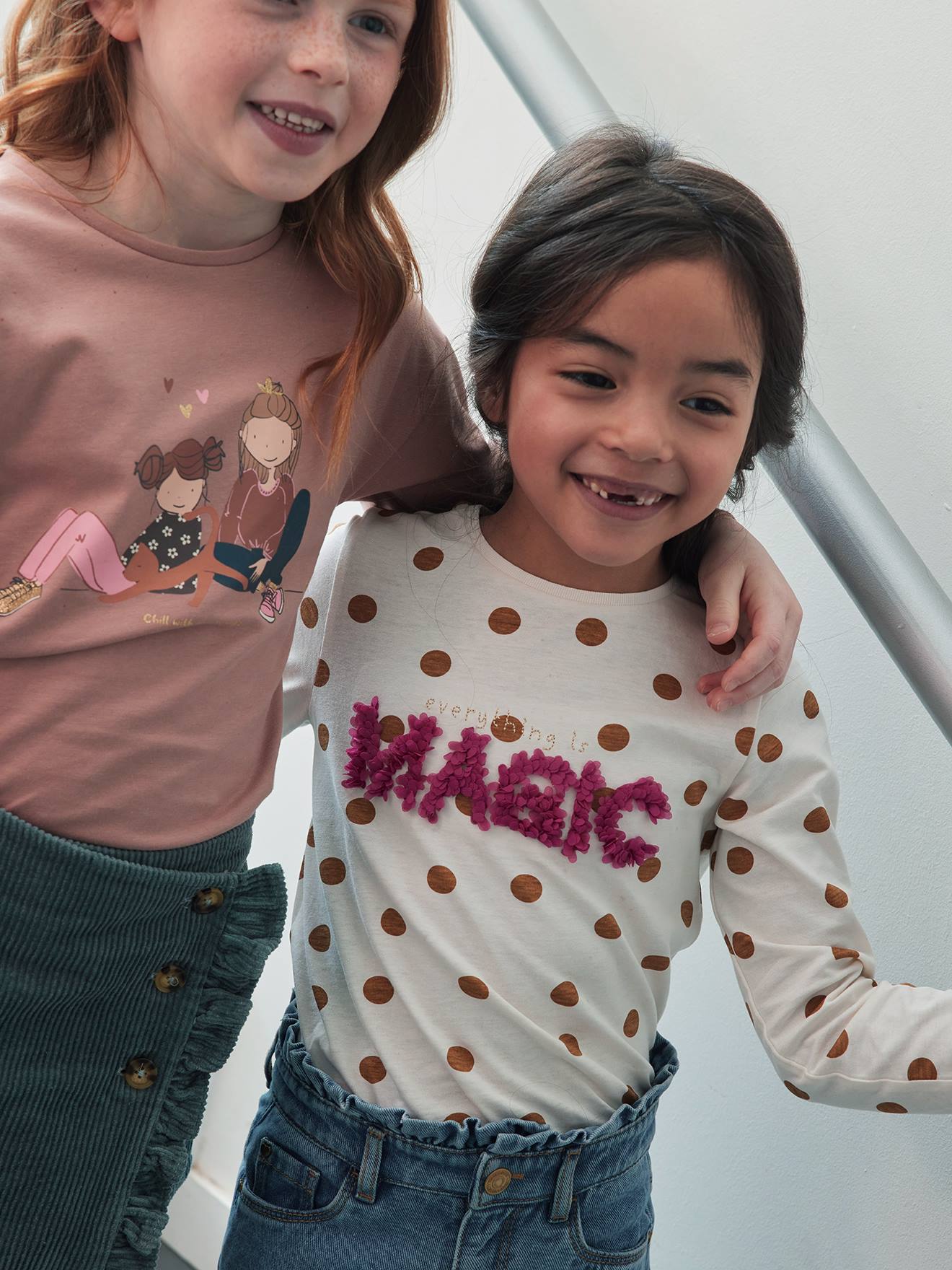 Camiseta estampada com letras em relevo, cor creme.