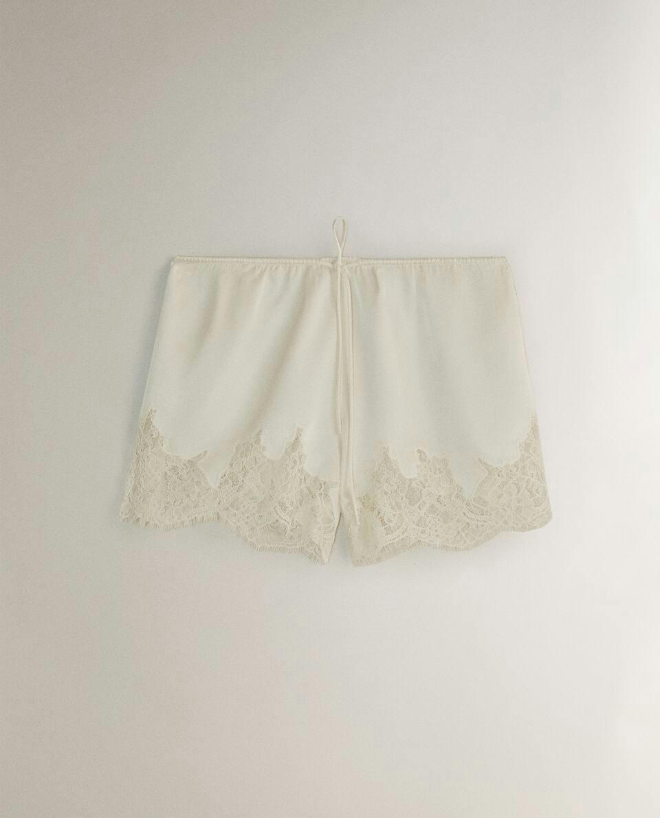 Shorts de cetim com renda loira