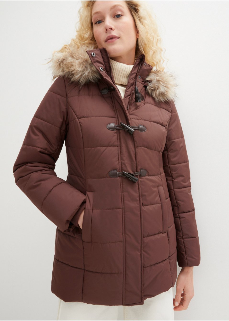 Veste à capuche avec boutons brandebourg