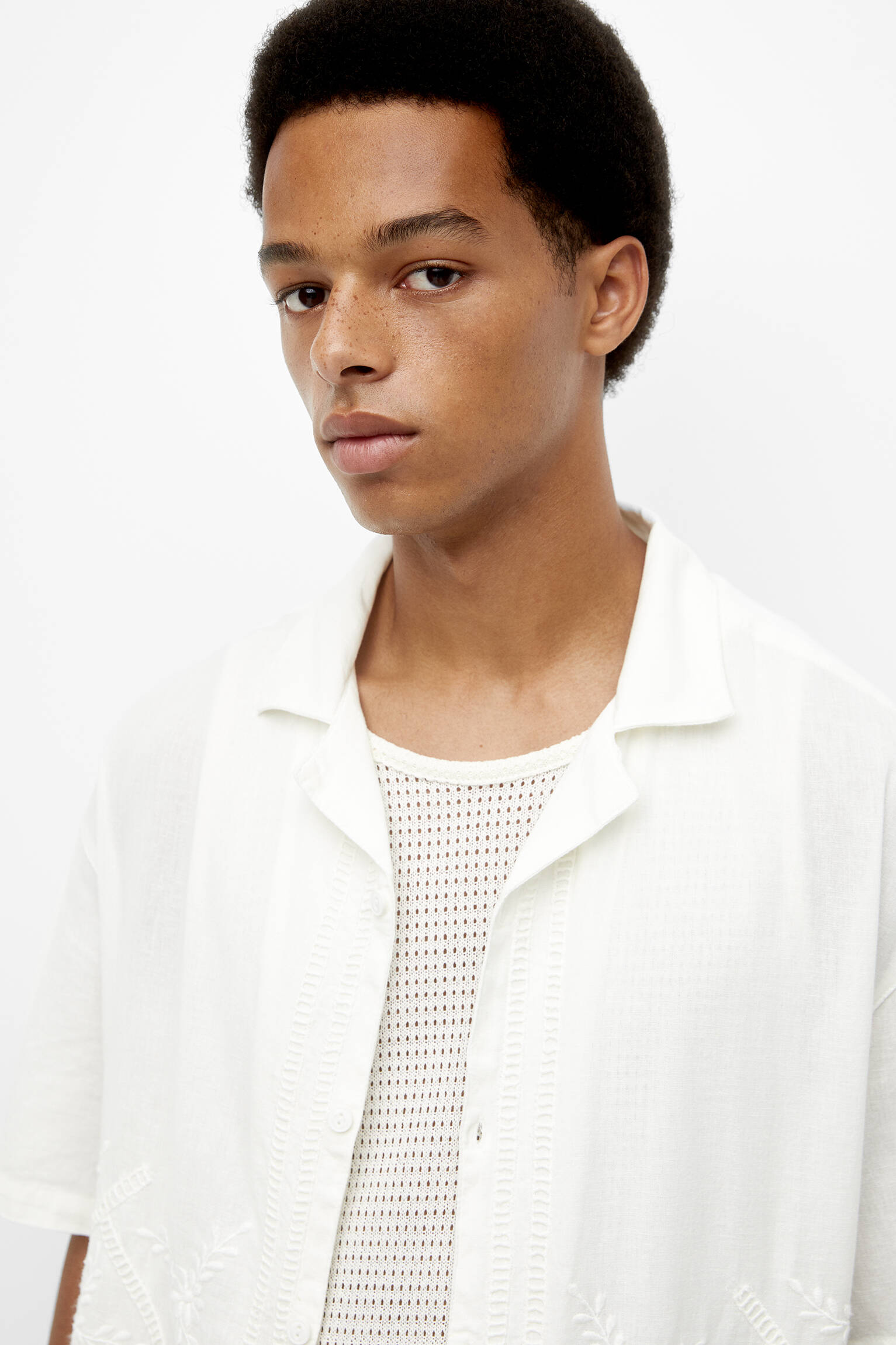 CAMISA BRANCA COM DETALHE NA BORDA - BRANCO SUJO