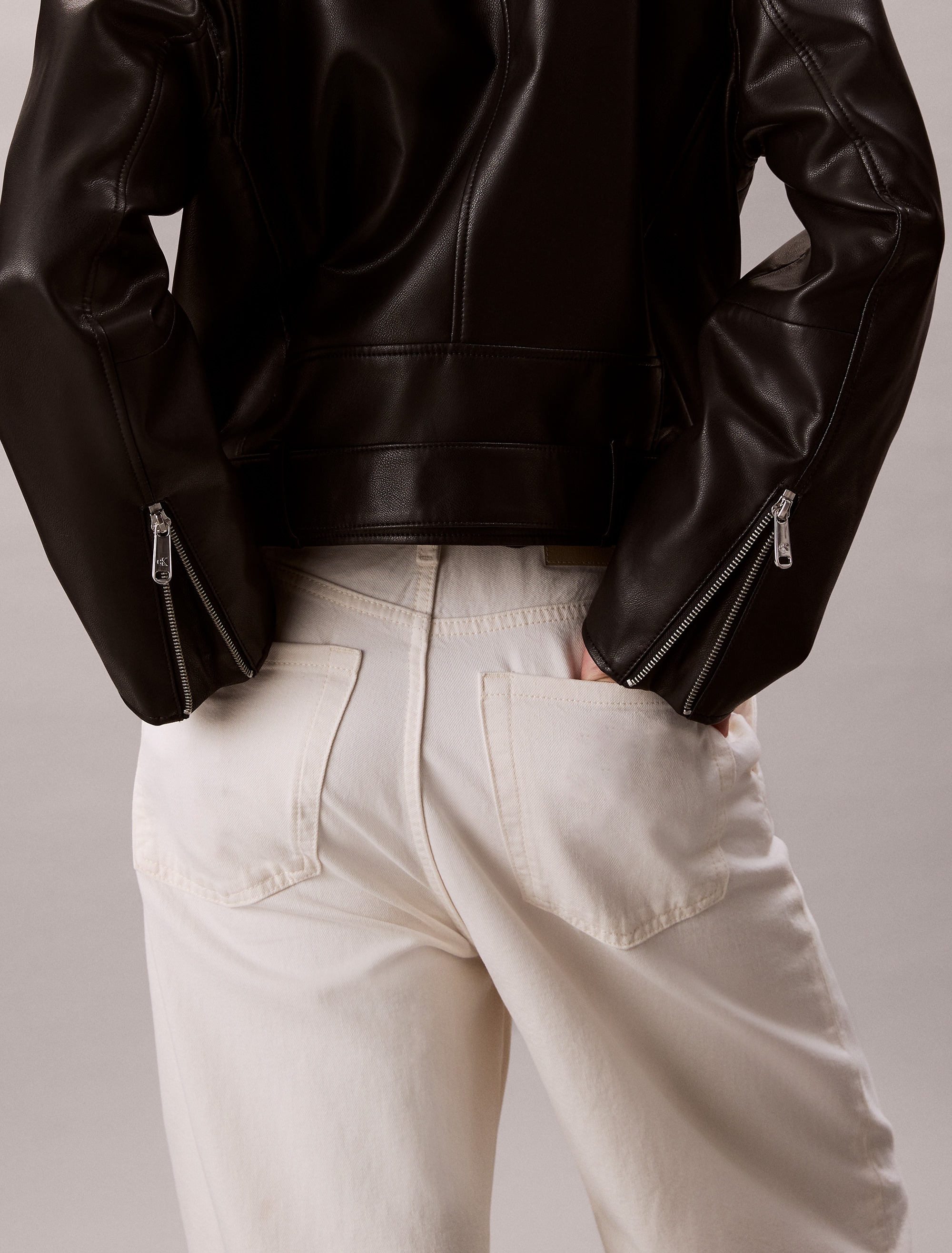 Calvin Klein Jeans Lederimitatjacke »FAUX LEATHER MOTO JACKET W/BELT« ohne Kapuze Mit V-Ausschnitt