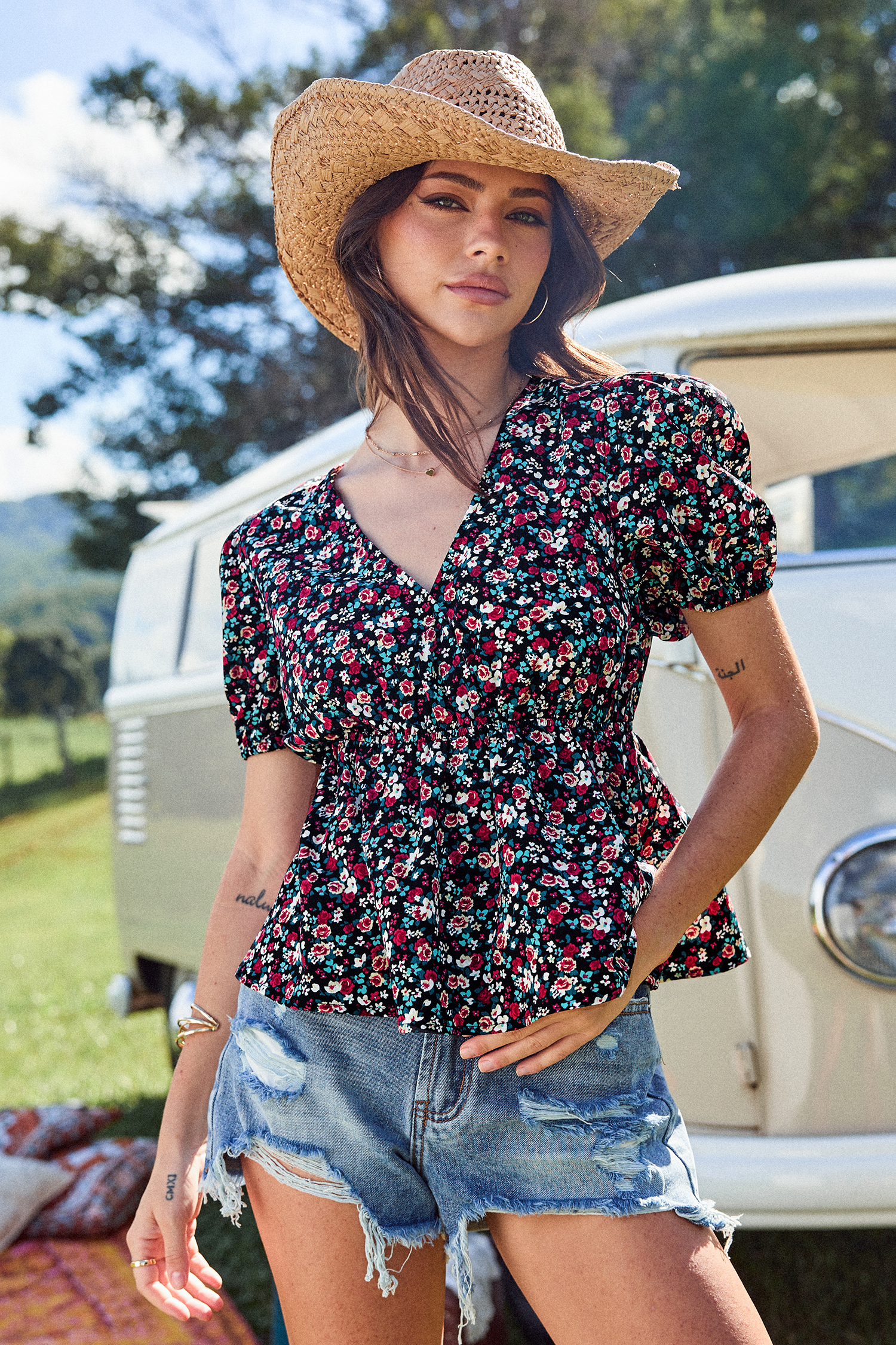 Haut fleuri à péplum et manches bouffantes avec taille cintrée