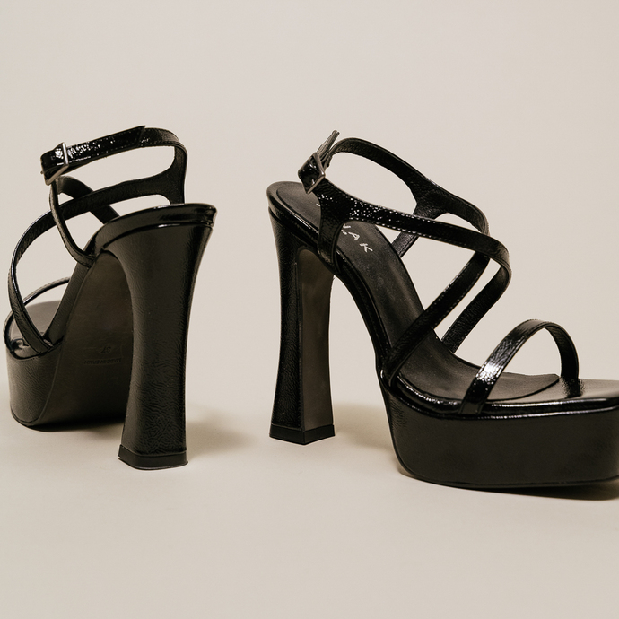 Sandales à plateformes et brides croisées  en cuir plissé noir