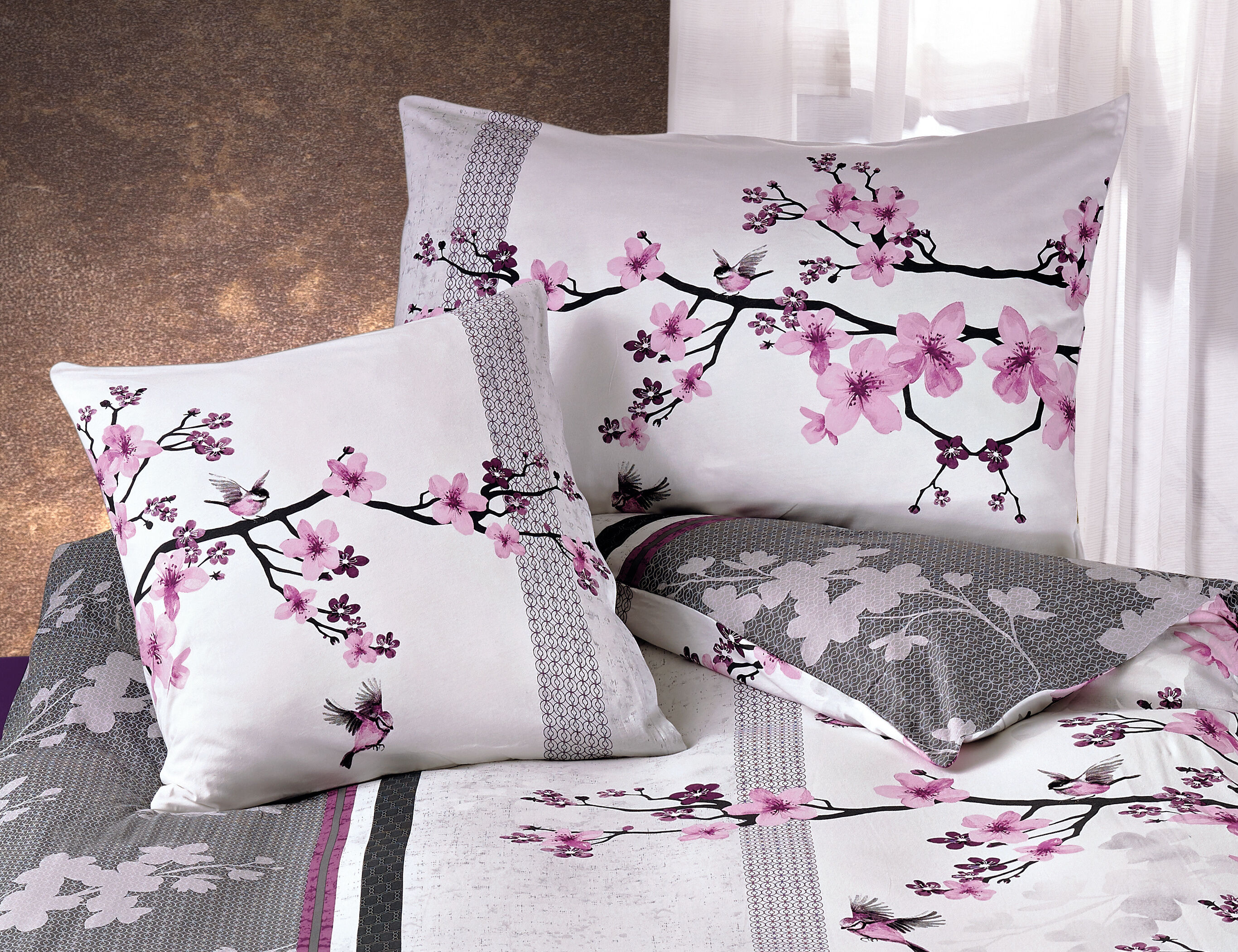 Bettwäsche mit Kirschblüten in schönen violett-anthrazit Farbtönen